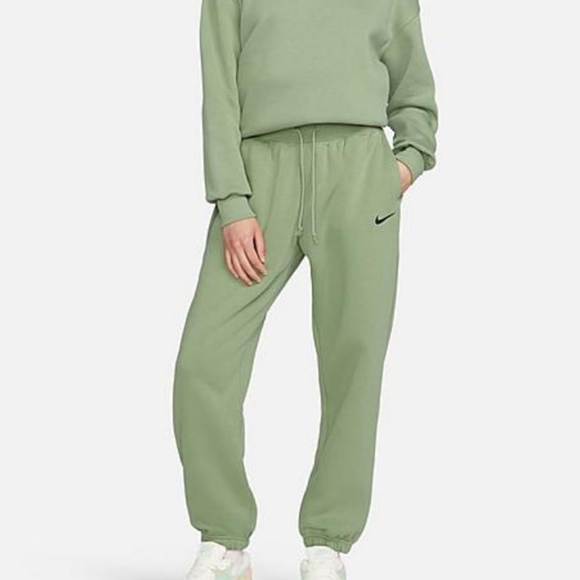 NWT Women's Nike OVERSIZED Sweatpants - Picture 3 of 8